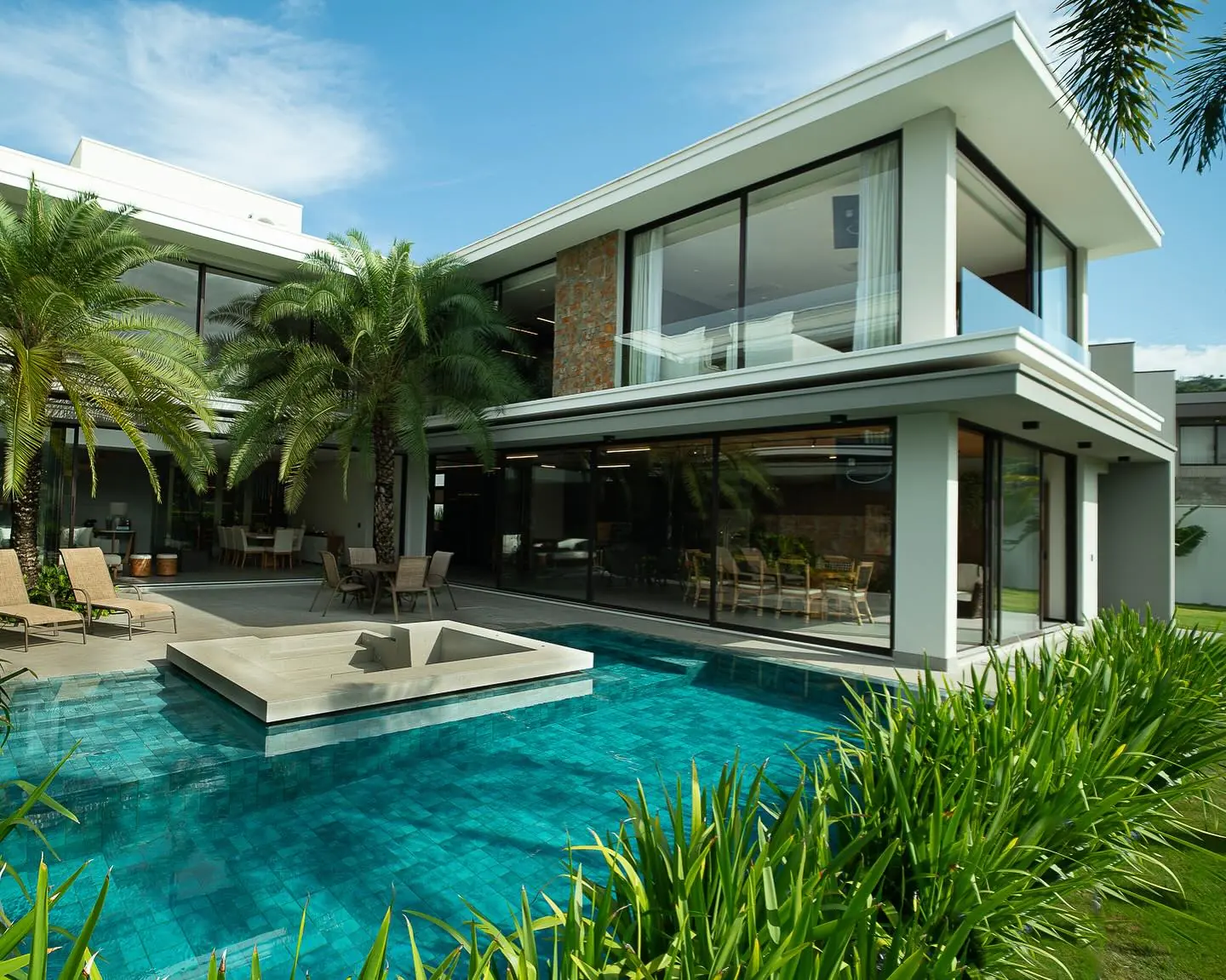 Residência L+H pronta, com piscina e jardim